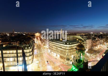 Paris, Frankreich-25. Februar 2026 : wunderschöner Blick auf die Nachtstraße von Paris mit dem berühmten Eiffelturm am romantischen Himmel der Dämmerung. Stockfoto