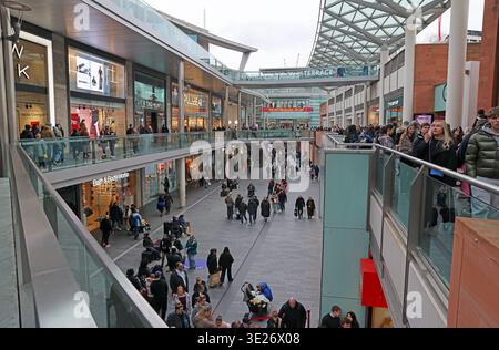Innenansicht des Einkaufszentrums Liverpool ONE im Stadtzentrum von Liverpool, Merseyside, England, mit geschäftigen Verkaufsflächen auf mehreren Ebenen. Stockfoto