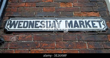 Historisches Straßenschild auf dem Mittwochmarkt an einer Backsteinmauer in Beverley, East Riding of Yorkshire, England. Stockfoto