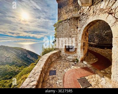 Fahrt durch einen Bogen in das mittelalterliche Dorf Eze, Frankreich, entlang der französischen Riviera Cote d'Azur Stockfoto