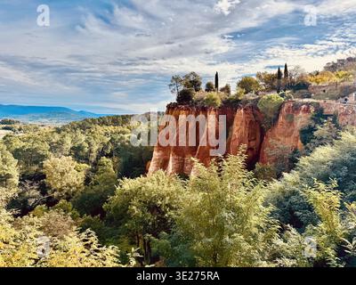 Ockerfarbene Klippen in Roussillon, Frankreich Stockfoto