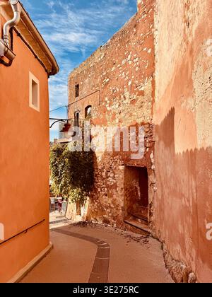 Gasse in Roussillon. Vaucluse, Provence, Frankreich Stockfoto