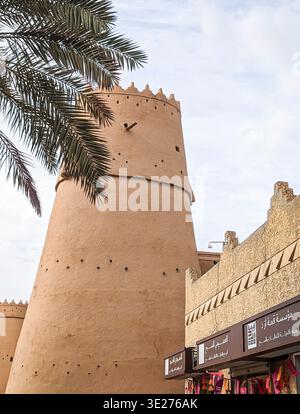 Riad, Saudi-Arabien, 30. März 2024. Außenansicht des Al Masmak Palace Museum (Al-Masmak Festung) in Riad an einem sonnigen Tag. Stockfoto