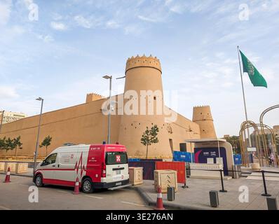 Riad, Saudi-Arabien, 30. März 2024. Außenansicht des Al Masmak Palace Museum (Al-Masmak Festung) in Riad an einem sonnigen Tag. Stockfoto