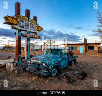Route 66 – Diner und Pick-up-Truck – Reisefotografie Stockfoto