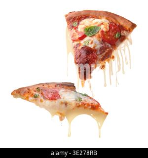 Leckere Pizzascheiben mit dehnbaren Käsesaiten in der Luft auf weißem Hintergrund Stockfoto