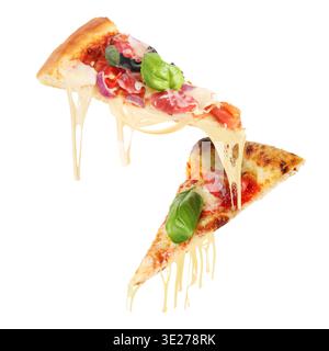 Appetitliche Pizzascheiben mit dehnbaren Käsesaiten in der Luft auf weißem Hintergrund Stockfoto