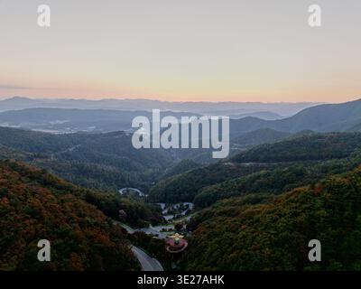 Atemberaubende Drohnenaufnahmen von Boeuns Maltijae Pass. Zwölf sich windende Serpentinen bei Sonnenuntergang mit goldenem Licht über bewaldeten Bergen. Authentische koreanische Straße t Stockfoto