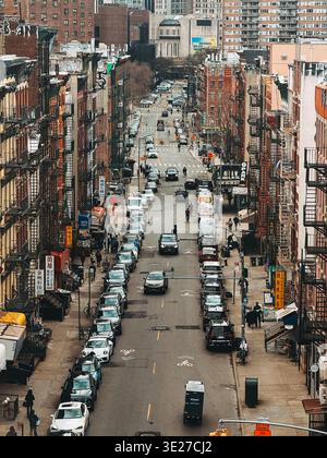 Blick auf die Madison Street in Manhattans Chinatown, mit dichtem Verkehr, Feuerlöchern und historischen Gebäuden entlang der Straße Stockfoto