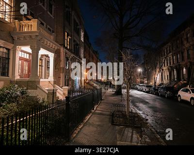 Ruhige Wohnstraße im wohlhabenden New Yorker Viertel Brooklyn Heights bei Nacht, mit großen Brownstone-Häusern Stockfoto