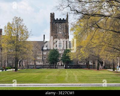 Gotisches Gebäude an der Duke University mit einem zentralen Turm mit Blick auf einen breiten Rasen auf dem Durham Campus Stockfoto