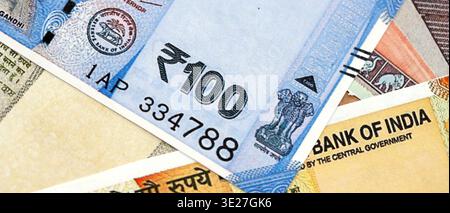 Ein großer Stapel indischer Rupien, Geldscheine, Banknoten aus nächster Nähe. Jede Menge Geld in indischer INR-Währung in großen Mengen. Wirtschaft und Wirtschaft in Indien Stockfoto