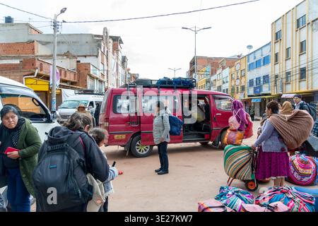 Desaguadero, La Paz, Bolivien - 2. Februar 2026 - informelle Bushaltestelle in Desaguadero, Bolivien - gemeinsamer Kleinbus Abfahrt nach La Paz Stockfoto