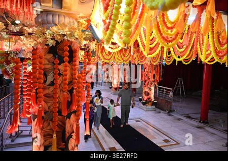 Neu-Delhi, Indien. März 2026. NEW DELHI, INDIEN – 17. MÄRZ: Blumendekoration für das kommende Chaitra Navratra im historischen Jhandewalan Tempel am 17. März 2026 in Neu-Delhi, Indien. (Foto: Sonu Mehta/Hindustan Times/SIPA USA) Credit: SIPA USA/Alamy Live News Stockfoto