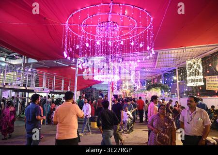 Neu-Delhi, Indien. März 2026. NEW DELHI, INDIEN – 17. MÄRZ: Leichte Dekorationen für das kommende Chaitra Navratra im historischen Jhandewalan Tempel am 17. März 2026 in Neu-Delhi, Indien. (Foto: Sonu Mehta/Hindustan Times/SIPA USA) Credit: SIPA USA/Alamy Live News Stockfoto