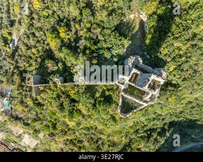Luftaufnahme von oben nach unten auf das Schloss Matterella in Ferentillo in Umbrien Stockfoto