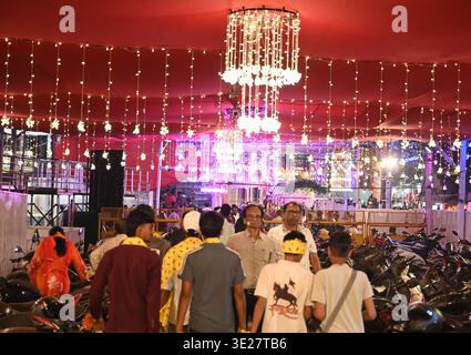 Neu-Delhi, Indien. März 2026. NEW DELHI, INDIEN – 17. MÄRZ: Leichte Dekorationen für das kommende Chaitra Navratra im historischen Jhandewalan Tempel am 17. März 2026 in Neu-Delhi, Indien. (Foto: Sonu Mehta/Hindustan Times/SIPA USA) Credit: SIPA USA/Alamy Live News Stockfoto