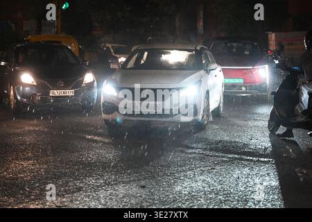 Neu-Delhi, Indien. März 2026. NEW DELHI, INDIEN – 18. MÄRZ: Pendler ziehen am Abend durch leichten Regen in der Kailash Colony am 18. März 2026 in New Delhi, Indien. (Foto: Sanjeev Verma/Hindustan Times/SIPA USA) Credit: SIPA USA/Alamy Live News Stockfoto