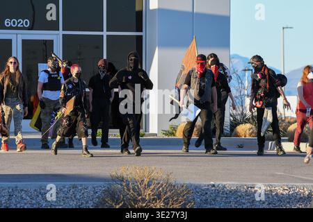 Salt Lake City, Utah, USA. März 2026. Demonstranten laufen in der Nähe des Standorts einer geplanten EISGEFÄNGNISEINRICHTUNG auf der Westseite von Salt Lake City. Demonstranten mit Flaggen und Schildern bewegten sich während der Versammlung auf dem Lagergelände durch den Bereich. (Kreditbild: © Charles McClintock Wilson/ZUMA Press Wire) NUR REDAKTIONELLE VERWENDUNG! Nicht für kommerzielle ZWECKE! Stockfoto