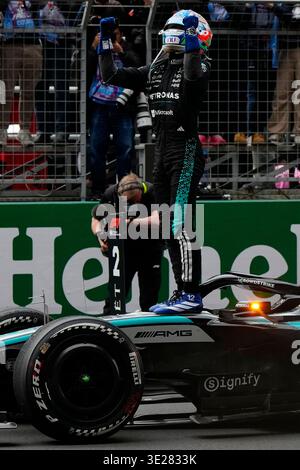 Rennsieger Andrea Kimi Antonelli aus Italien und Mercedes AMG Petronas F1 Team und dritter Platz für Lewis Hamilton aus Großbritannien und Scuderia Ferrari Talk im parc Ferme während des F1 Grand Prix von China auf dem Shanghai International Circuit am 15. März 2026 in Shanghai, China. (Foto: Chinta Kari/SIPA USA) Stockfoto