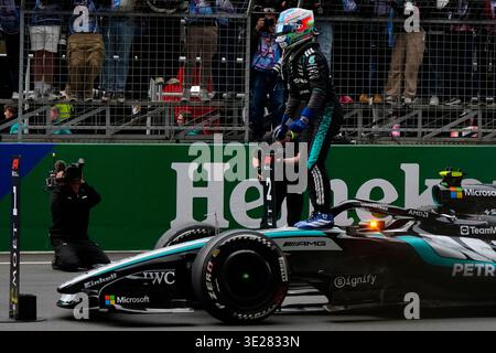 Rennsieger Andrea Kimi Antonelli aus Italien und Mercedes AMG Petronas F1 Team und dritter Platz für Lewis Hamilton aus Großbritannien und Scuderia Ferrari Talk im parc Ferme während des F1 Grand Prix von China auf dem Shanghai International Circuit am 15. März 2026 in Shanghai, China. (Foto: Chinta Kari/SIPA USA) Stockfoto