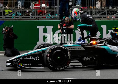 Rennsieger Andrea Kimi Antonelli aus Italien und Mercedes AMG Petronas F1 Team und dritter Platz für Lewis Hamilton aus Großbritannien und Scuderia Ferrari Talk im parc Ferme während des F1 Grand Prix von China auf dem Shanghai International Circuit am 15. März 2026 in Shanghai, China. (Foto: Chinta Kari/SIPA USA) Stockfoto
