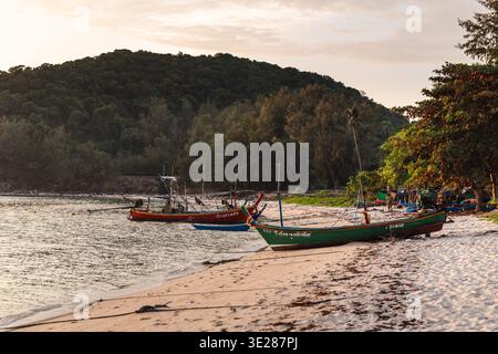 Ko Samui, Thailand, 7. März 2026: Traditionelle thailändische Langheck-Fischerboote ruhen am Sandstrand auf der Insel Koh Samui Thailand Stockfoto