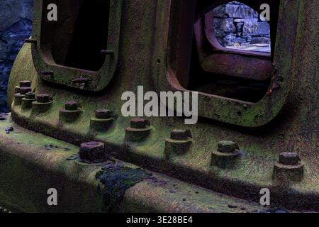 Verrostete Industriemaschinen mit schweren Bolzen im Schieferbruch Dinorwic Stockfoto