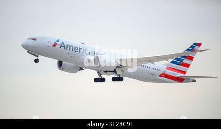 Las Vegas, USA – 23. Dezember 2025: American Airlines N814AA Boeing 787-8 Dreamliner startet vom Harry Reid International Airport. Stockfoto