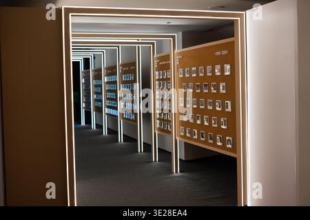 Moderner Ausstellungssaal mit beleuchteten Rahmen, in dem Fotosammlungen in einem Galerieraum gezeigt werden, Stockfoto