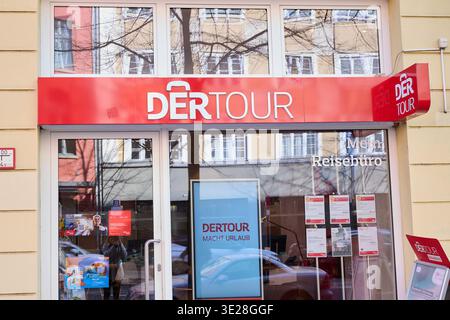 Berlin, Deutschland. März 2026. Das Wort „Umleitung“ steht auf einem Reisebüro. Annette Riedl/dpa/Alamy Live News Stockfoto