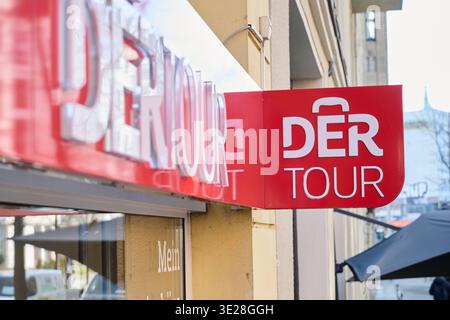 Berlin, Deutschland. März 2026. Das Wort „Umleitung“ steht auf einem Reisebüro. Annette Riedl/dpa/Alamy Live News Stockfoto