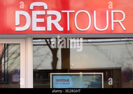 Berlin, Deutschland. März 2026. Das Wort „Umleitung“ steht auf einem Reisebüro. Annette Riedl/dpa/Alamy Live News Stockfoto