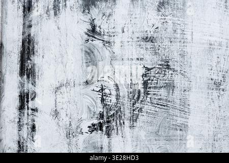 Abstrakte monochrome Textur mit weißen Pinselstrichen und schwarzem Hintergrund Stockfoto