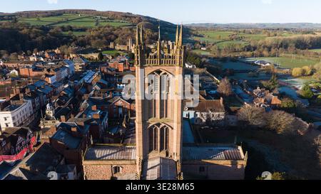 Panoramablick auf St. Laurence's Church, die denkmalgeschützte mittelalterliche Pfarrkirche und Ludlow Town mit Shropshire Hills Stockfoto