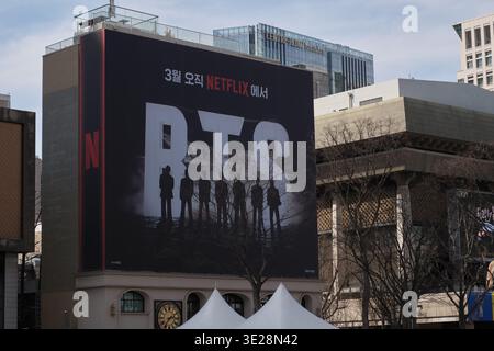 Seoul, Südkorea: Aus nächster Nähe BTS- und Netflix-Konzertanzeigen auf großen digitalen Bildschirmen im Geschäftsviertel Gwanghwamun Stockfoto
