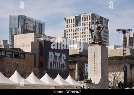 Seoul, Südkorea: Statue von Admiral Yi Sun-sin am Gwanghwamun Square mit massiver Netflix BTS Comeback-Plakatwand ARIRANG Stockfoto