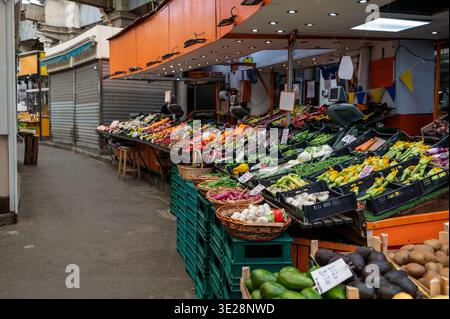 Genua, ligurien, italien. Mai 2024. Östlicher Markt (mercato orientale) Stand in genua voller farbenfroher frischer Früchte und Gemüse, traditionelles l Stockfoto