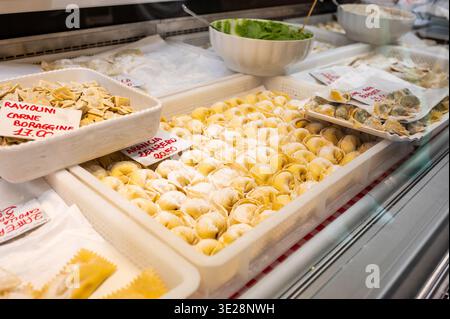 Genua, ligurien, italien. Mai 2024. Frisch zubereitete Ravioli und Tortellini werden in einem Nudelstand im mercato Orientale gezeigt, wo traditionelles italia angeboten wird Stockfoto
