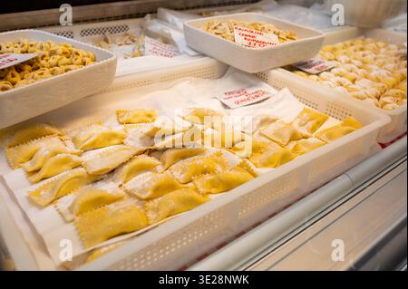 Genua, ligurien, italien. Mai 2024. Frisch zubereitete italienische Pasta, einschließlich Ravioli und Tortellini, zum Verkauf an einem Marktstand in genua, ital Stockfoto