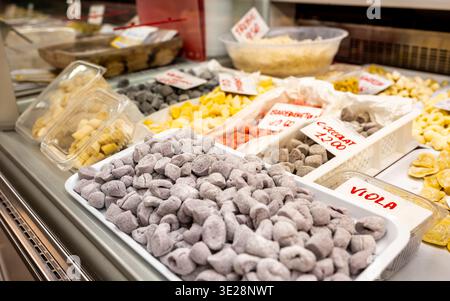 Genua, ligurien, italien. Mai 2024. Östlicher Markt in genua mit einer Vielzahl von frischen, handgefertigten Gnocchi und Nudeln, darunter violett, gelb und Stockfoto