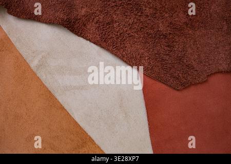 Rohstoffe für die Herstellung von Taschen, Geldbörsen, Schuhen, Bekleidung und Accessoires Wildlederteile für handgefertigte Lederstudios. Stockfoto