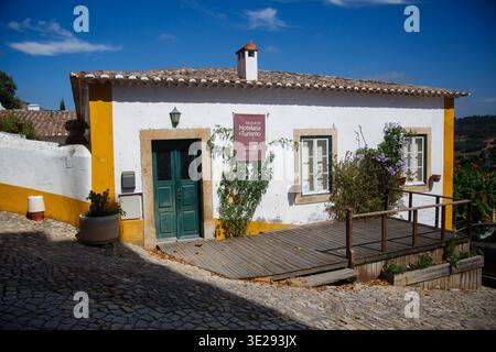 Eine wunderschöne Hotelschule in einem typisch portugiesischen historischen Gebäude innerhalb der Stadtmauern in Obidos, Portugal Stockfoto