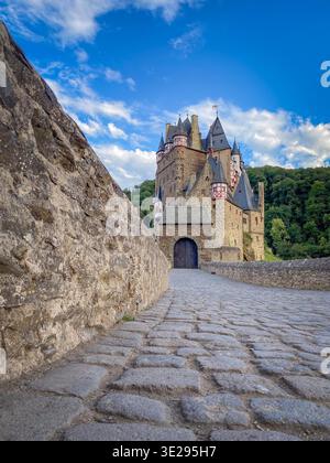 Wierschem, Deutschland - 9. Juli 2020: Berühmte Burg Eltz mit Mauer vor blauem Himmel mit Wolken Stockfoto