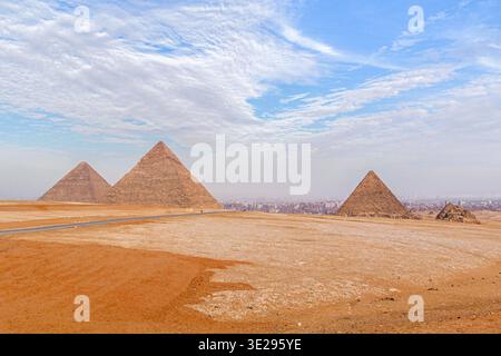 Die Pyramiden von Gizeh von der Rückseite, Stadt Gizeh im Hintergrund, Ägypten Stockfoto