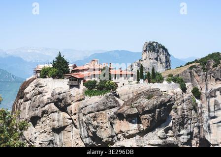 Meteora, Trikala, Thessalien, Griechenland - Juni - 29 - 2021 - Blick vom Griechisch-orthodoxen Kloster. Stockfoto