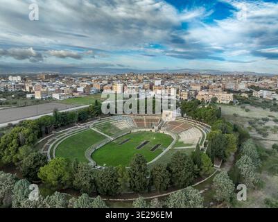 Luceras antike Arena: Erkunden Sie eines der größten römischen Amphitheater Süditaliens. Kaiserliche Architektur im Herzen von Apulien Stockfoto