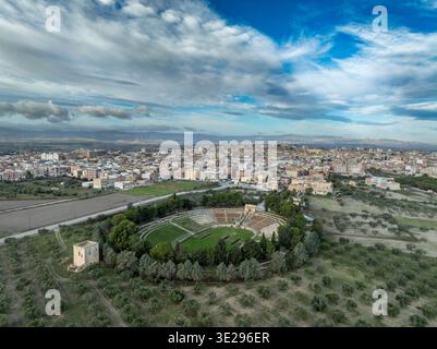 Luceras antike Arena: Erkunden Sie eines der größten römischen Amphitheater Süditaliens. Kaiserliche Architektur im Herzen von Apulien Stockfoto