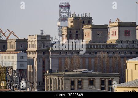Constanta, Rumänien. 18. März 2026: Anghel Saligny Grain Silos im Hafen von Constanta, ein historisches Industriezeichen und ein Meisterwerk der Stahlbetontechnik aus dem frühen 20. Jahrhundert, in Constanta, der größten rumänischen Stadt am Schwarzen Meer. Quelle: Lucian Alecu/Alamy Live News Stockfoto