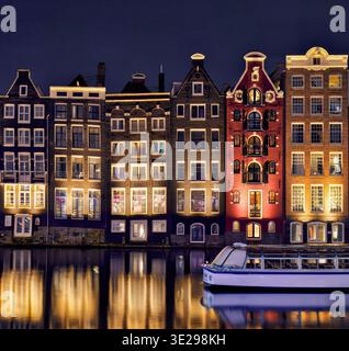 Die Damrak Häuser in Amsterdam, Niederlande, schaffen ein Kaleidoskop aus leuchtenden Farben und Reflexen, deren Fenster ein optisches Flickwerk des Lebens bilden Stockfoto